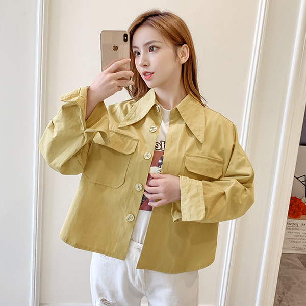 Μοντέρνο λεπτό γυναικείο μπουφάν με φαρδιές τσέπες σε τρία χρώματα