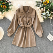 Modern női ruha típusú ing fekete és barna övvel