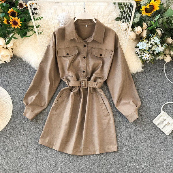 Modern női ruha típusú ing fekete és barna övvel