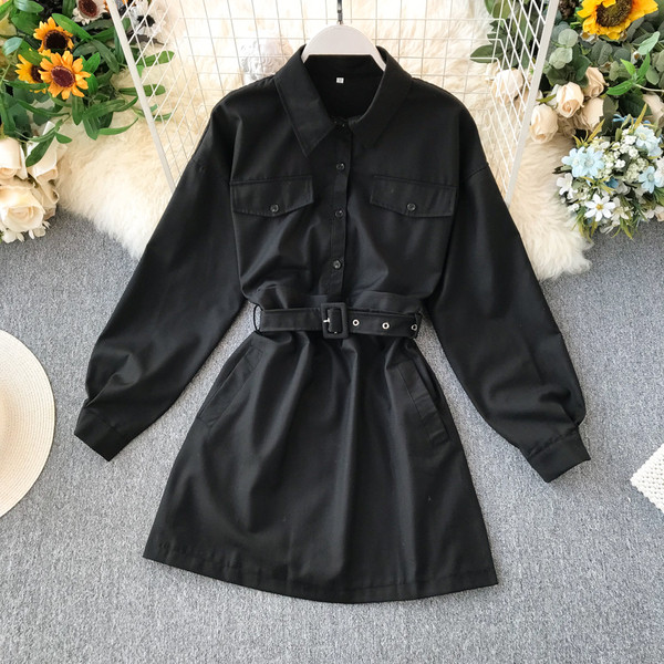 Modern női ruha típusú ing fekete és barna övvel