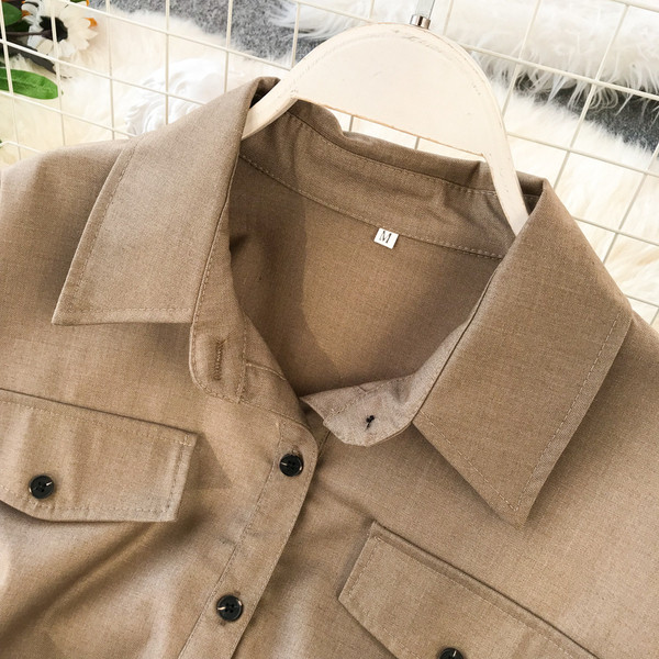 Modern női ruha típusú ing fekete és barna övvel