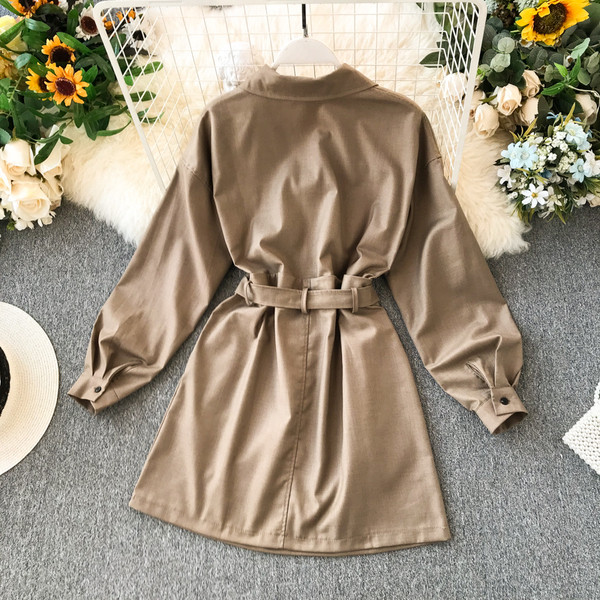 Modern női ruha típusú ing fekete és barna övvel