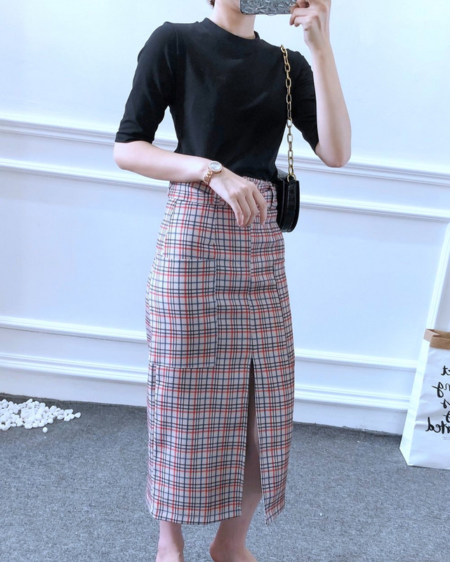 Hosszú kockás szoknya övvel és hasítékkal - egyenes modell