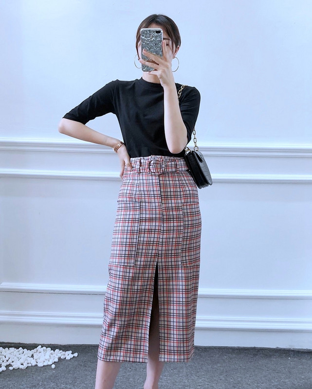 Hosszú kockás szoknya övvel és hasítékkal - egyenes modell