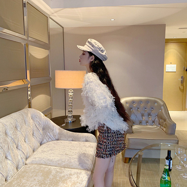 Modern női téli blúz fehér színben