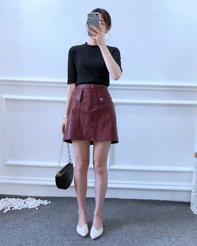 Öko bőrből készült rövid női szoknya két színben, magas derékkal és zsebekkel