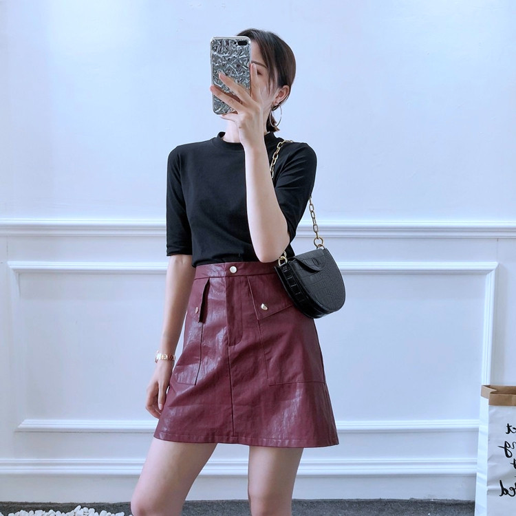 Öko bőrből készült rövid női szoknya két színben, magas derékkal és zsebekkel