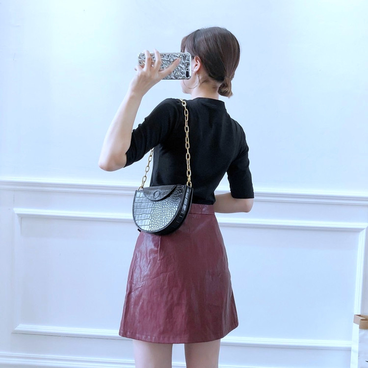 Öko bőrből készült rövid női szoknya két színben, magas derékkal és zsebekkel