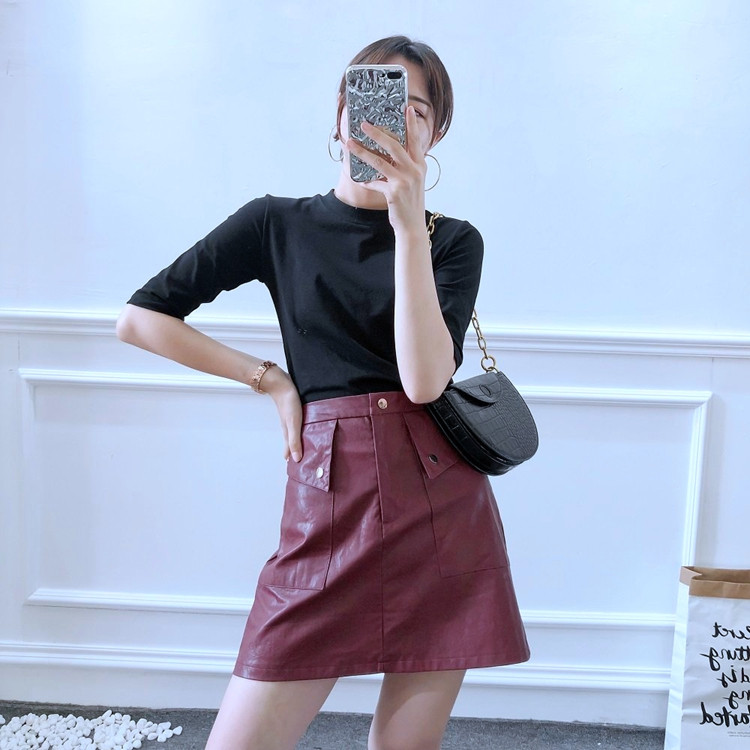 Öko bőrből készült rövid női szoknya két színben, magas derékkal és zsebekkel