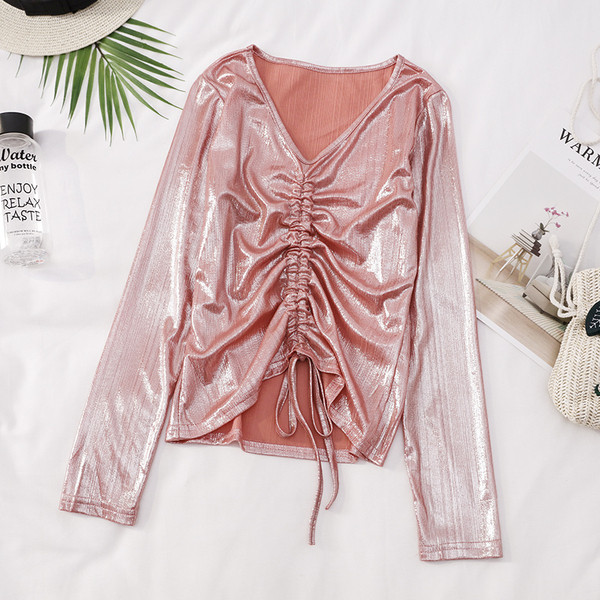 Modern női blúz nyakkendővel és V-nyakkal