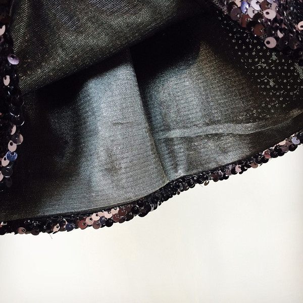 Stílusos női felső, vékony pántokkal és flitterekkel, két színben