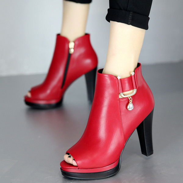 Stílusos női csizma nyitott modellel, piros és fekete magassarkúval