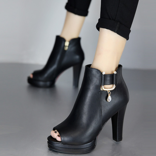 Stílusos női csizma nyitott modellel, piros és fekete magassarkúval