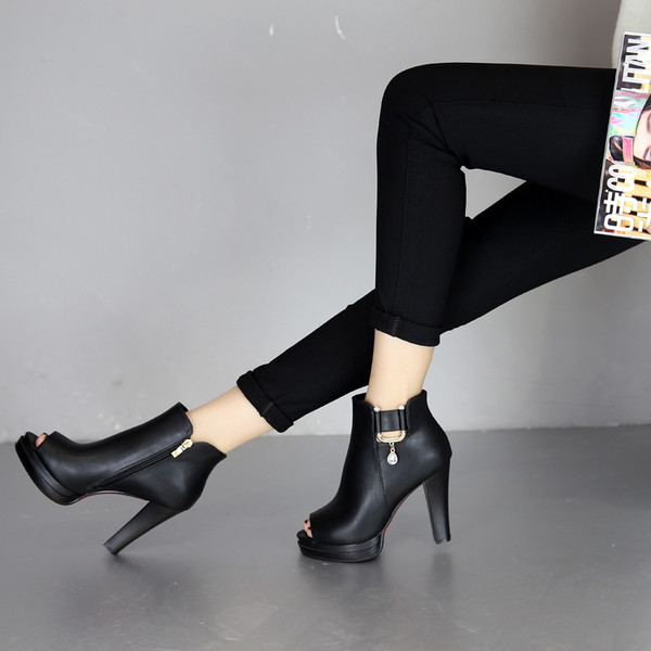 Stílusos női csizma nyitott modellel, piros és fekete magassarkúval