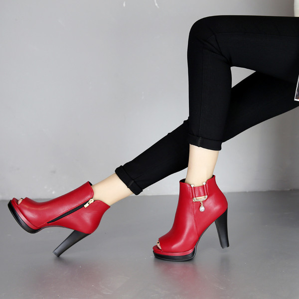 Stílusos női csizma nyitott modellel, piros és fekete magassarkúval
