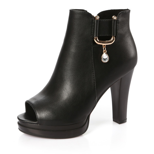 Stílusos női csizma nyitott modellel, piros és fekete magassarkúval