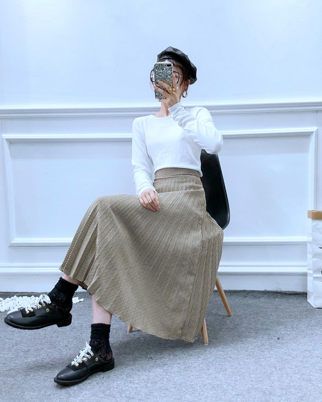 Hosszú redőzött kockás szoknya magas derékkal