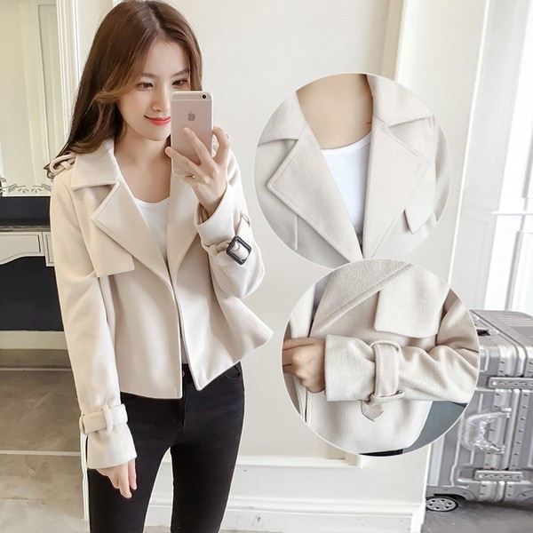 Μοντέρνο γυναικείο κοντό παλτό σε δύο χρώματα χωρίς στερέωση