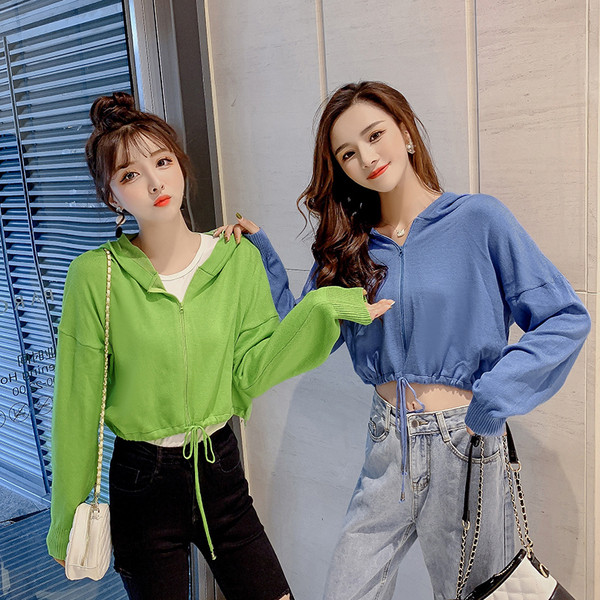 Női alkalmi rövid pulóver nyakkendővel és cipzárral