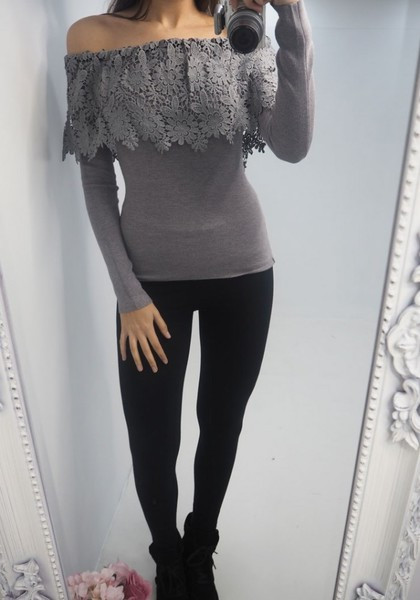 Modern női blúz ejtett ujjakkal, virágos motívummal több színben