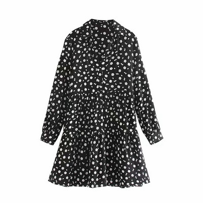 Lezser szabású ruha spitz nyakkivágással és gombokkal