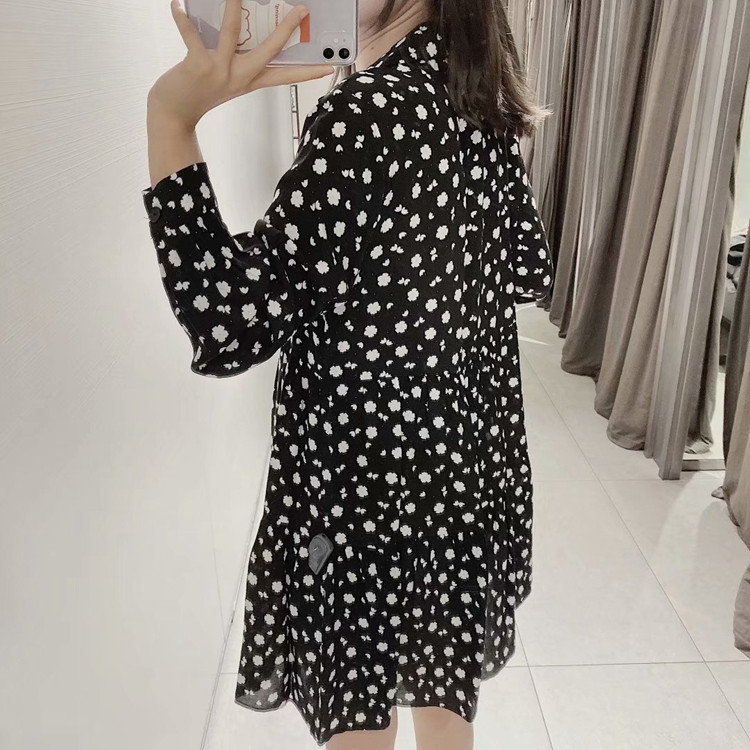 Lezser szabású ruha spitz nyakkivágással és gombokkal