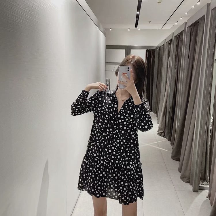 Lezser szabású ruha spitz nyakkivágással és gombokkal