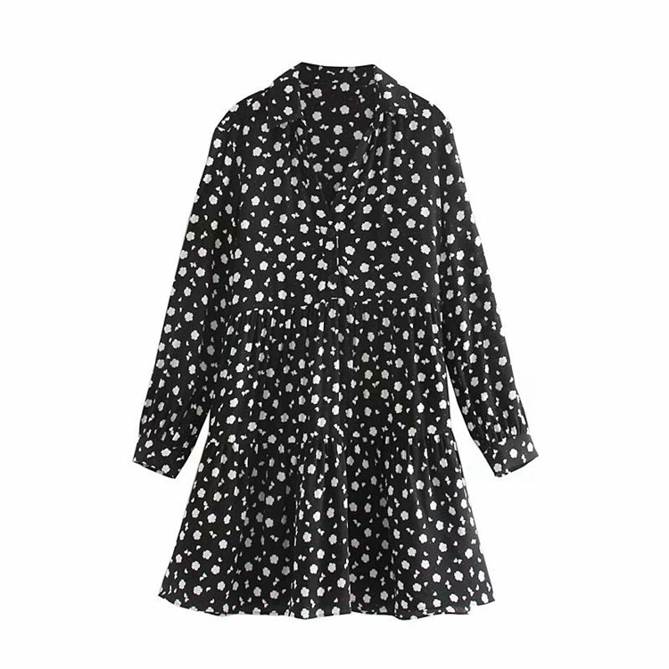 Lezser szabású ruha spitz nyakkivágással és gombokkal