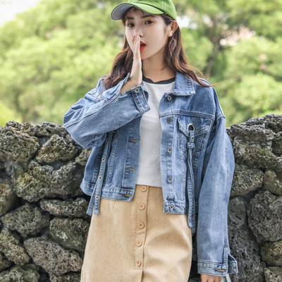 Aktuális női rövid farmerdzseki zsebekkel