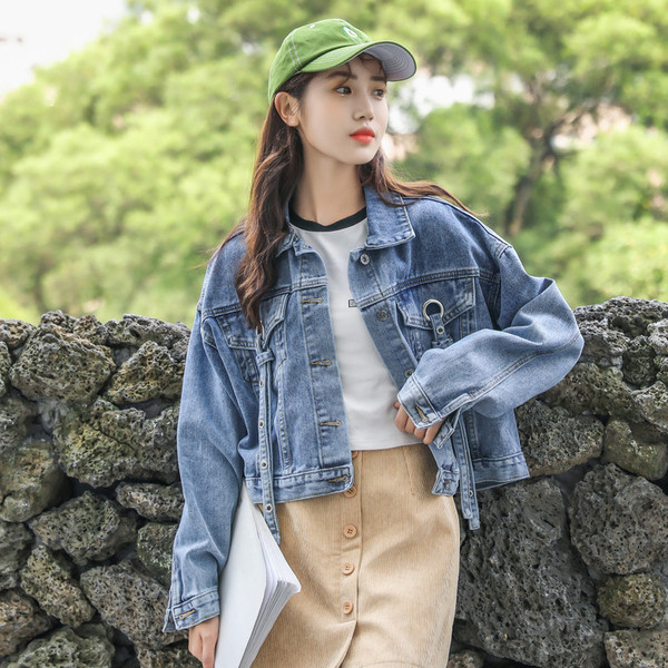 Aktuális női rövid farmerdzseki zsebekkel