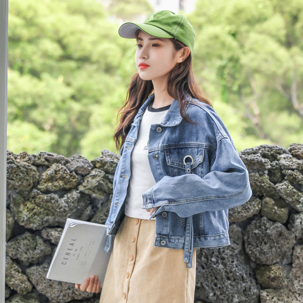 Aktuális női rövid farmerdzseki zsebekkel