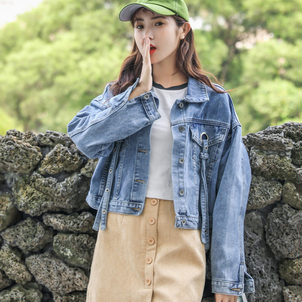 Aktuális női rövid farmerdzseki zsebekkel