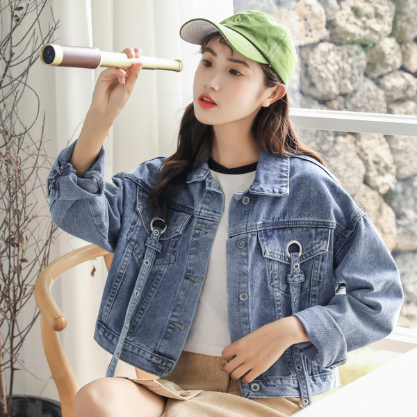 Aktuális női rövid farmerdzseki zsebekkel