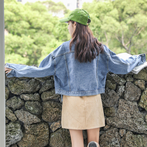 Aktuális női rövid farmerdzseki zsebekkel