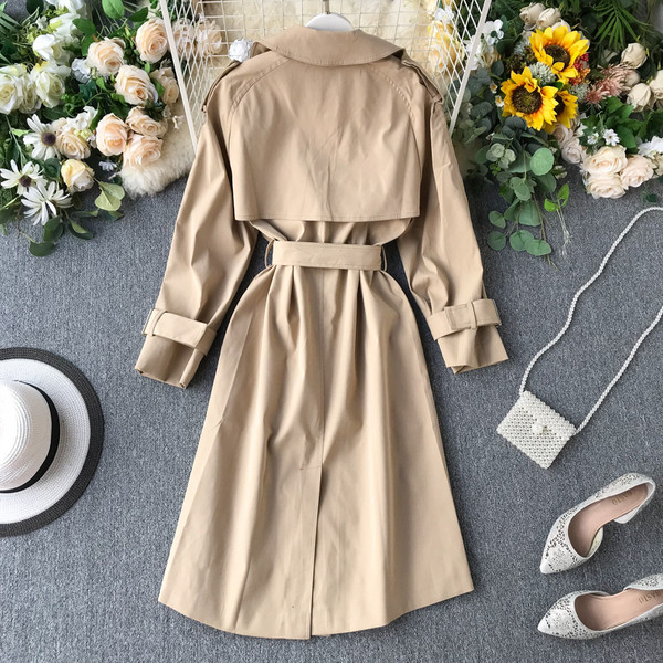 Női kabát övvel és gombokkal, három színben