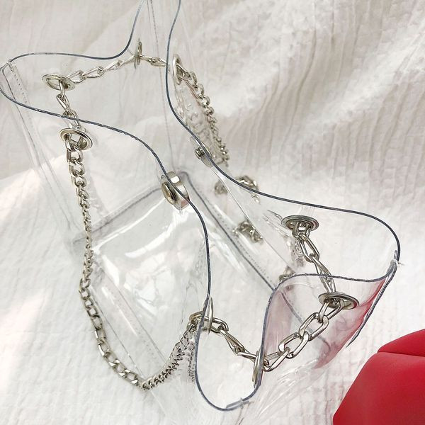 Διαφανή γυναικεία τσάντα με μεγάλες μεταλλικές χειρολαβές σε κόκκινο, λευκό και μαύρο χρώμα