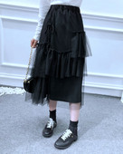 Hosszú, aszimmetrikus fekete szoknya tülltel