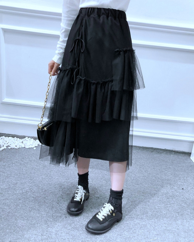 Hosszú, aszimmetrikus fekete szoknya tülltel