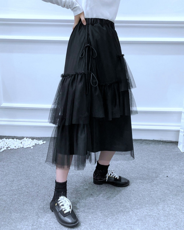 Hosszú, aszimmetrikus fekete szoknya tülltel