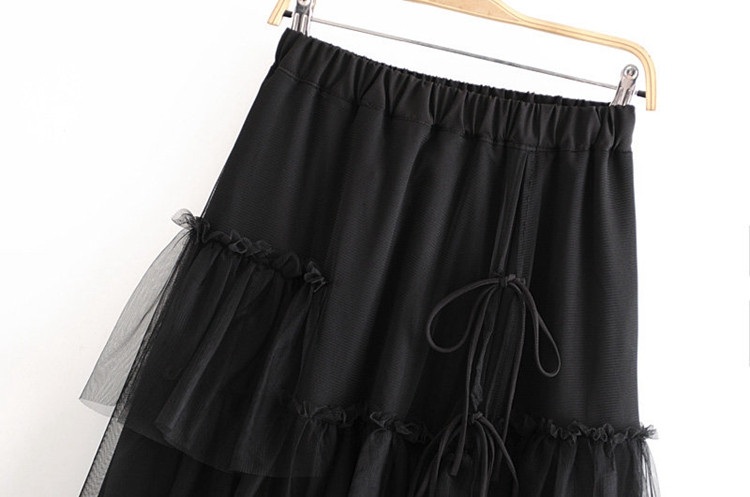 Hosszú, aszimmetrikus fekete szoknya tülltel