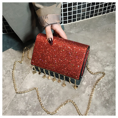 Modern női táska fényes hatású fém medálokkal, különböző színekben