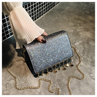 Modern női táska fényes hatású fém medálokkal, különböző színekben