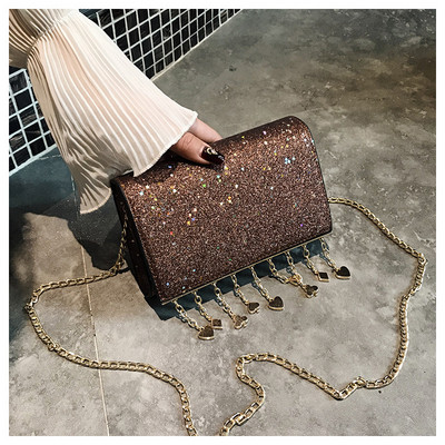 Modern női táska fényes hatású fém medálokkal, különböző színekben