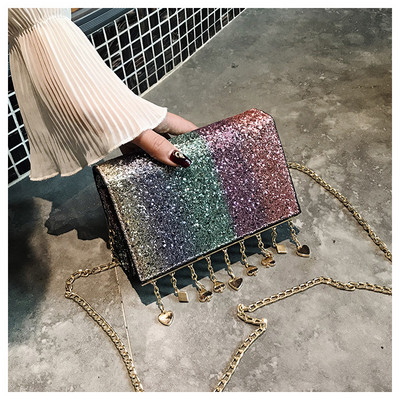 Modern női táska fényes hatású fém medálokkal, különböző színekben