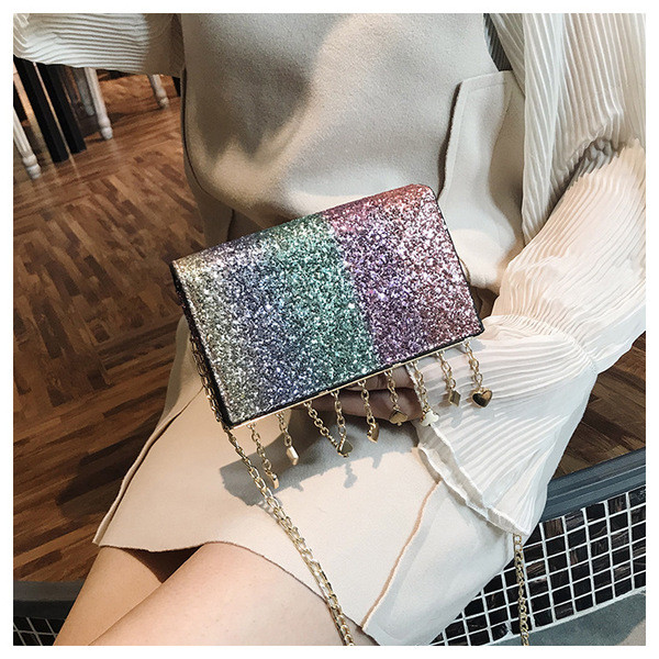 Modern női táska fényes hatású fém medálokkal, különböző színekben