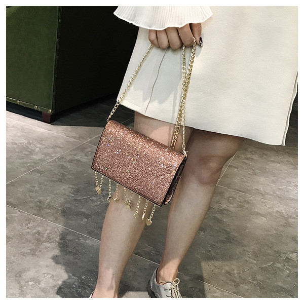 Modern női táska fényes hatású fém medálokkal, különböző színekben