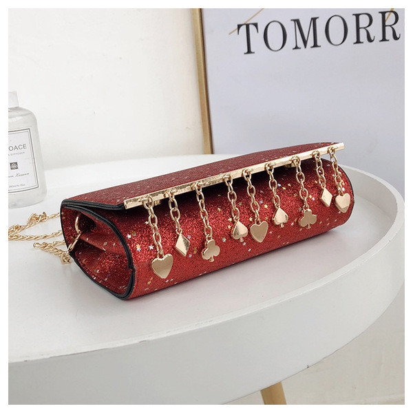 Modern női táska fényes hatású fém medálokkal, különböző színekben