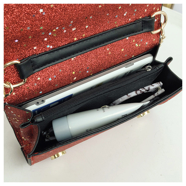 Modern női táska fényes hatású fém medálokkal, különböző színekben