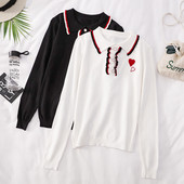 Fekete-fehér női blúz gombokkal és klasszikus gallérral