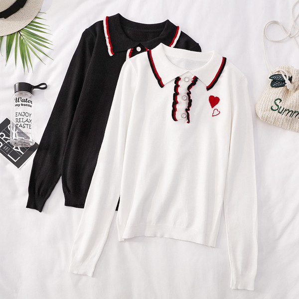 Fekete-fehér női blúz gombokkal és klasszikus gallérral